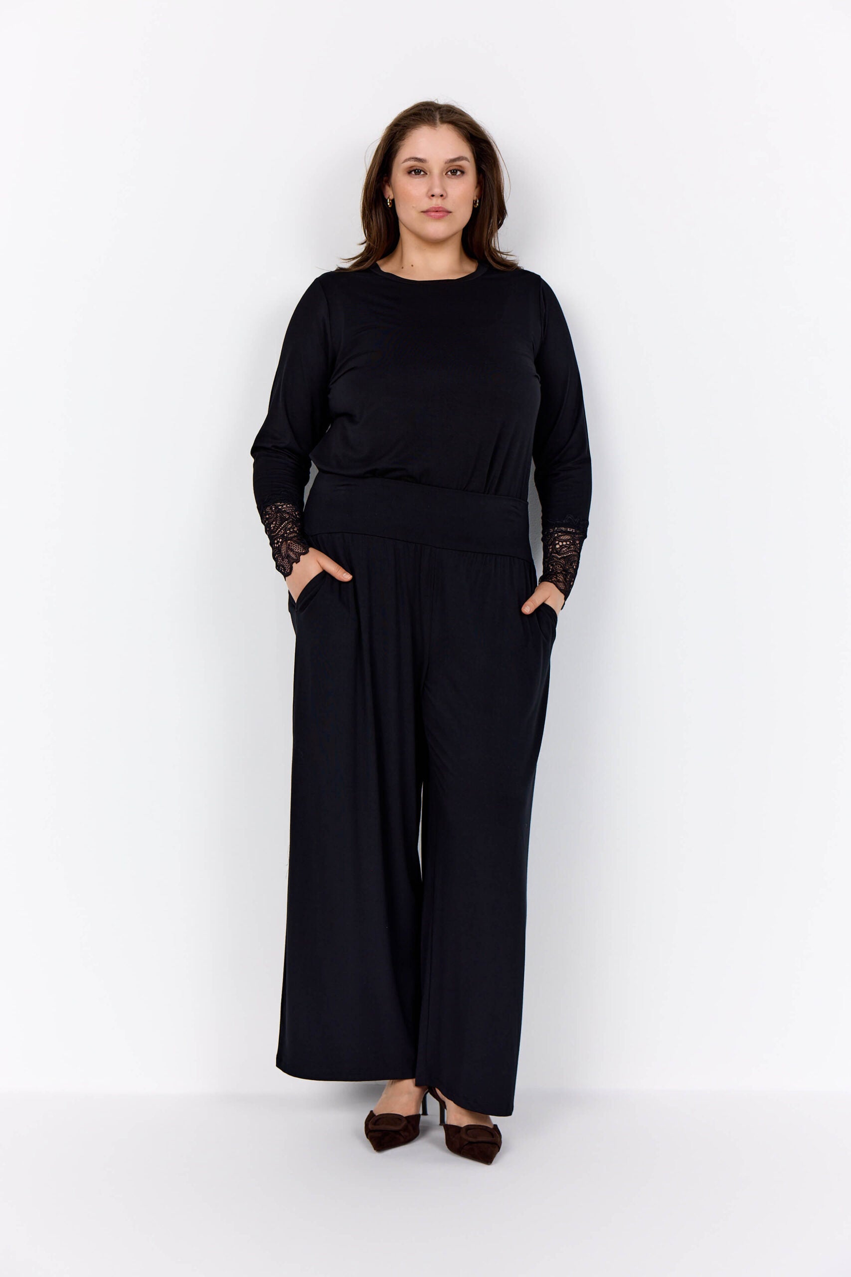 model med sorte bukser og langærmet sort bluse med blonder på ærmerne. Wasabi WA-STELLA 24 Bluse Black