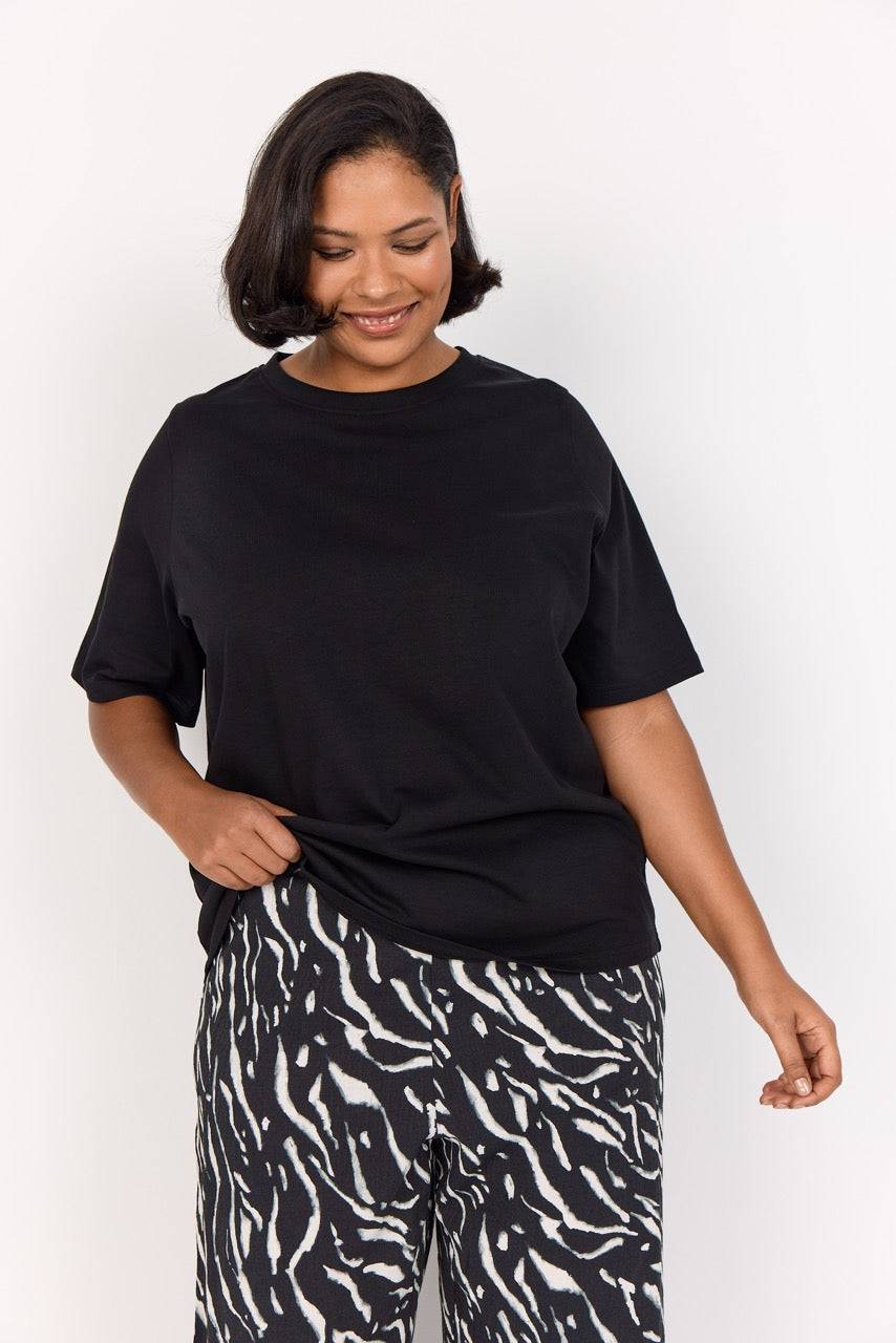 model med sort kortærmet t-shirt ed rund hals Wasabi 9999 BLACK T-SHIRT JE WA-VERONA 1