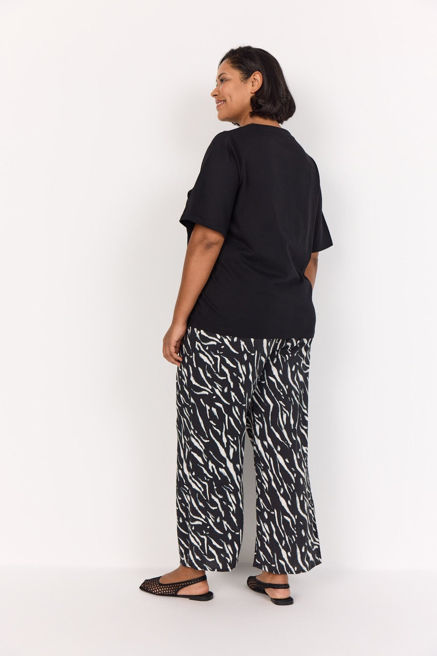 model fra siden med sort kortærmet t-shirt ed rund hals Wasabi 9999 BLACK T-SHIRT JE WA-VERONA 1