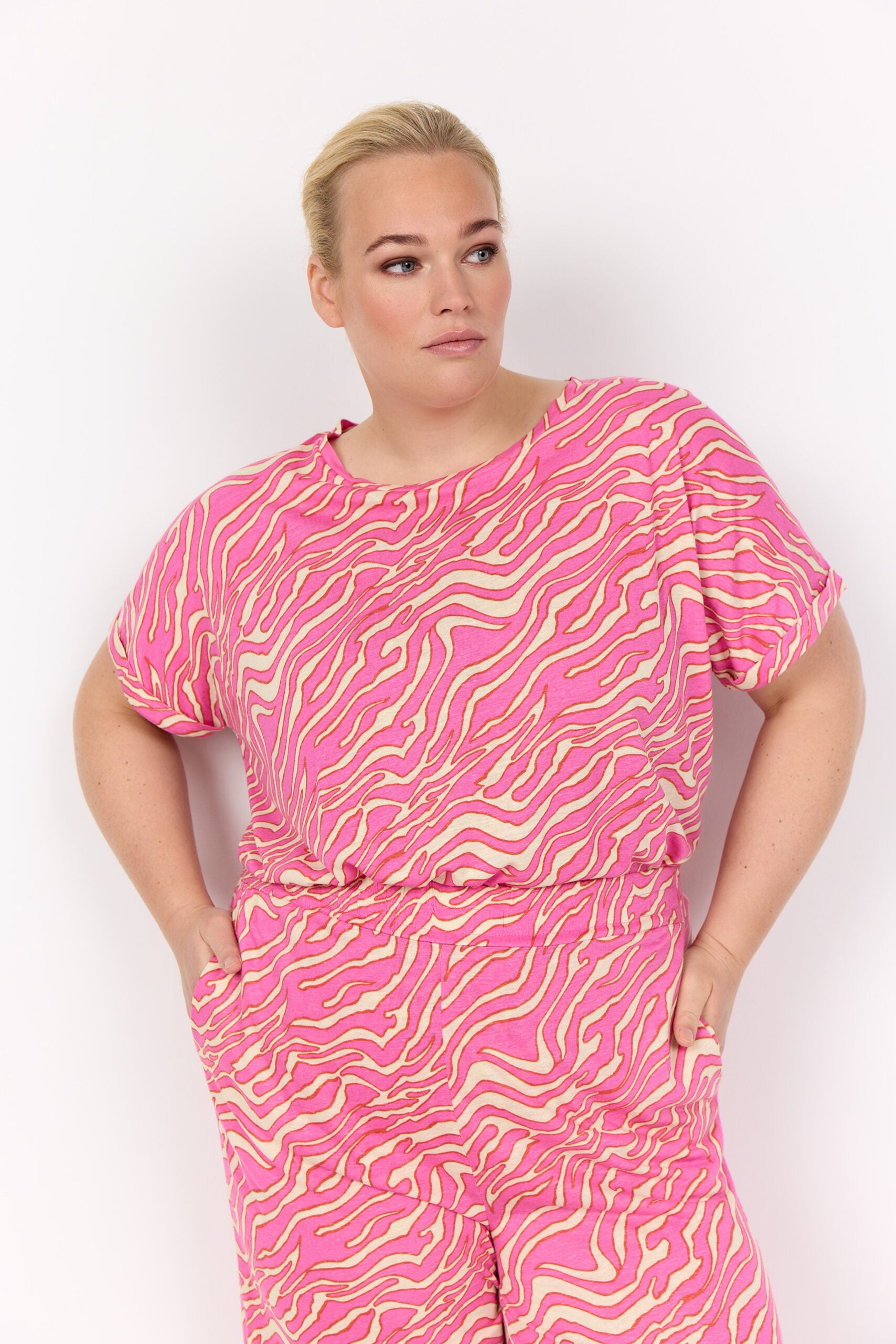 model med kortærmet mønstret t-shirt i pink med rund hals. Wasabi WA-MAGGI 1 T-shirt Wild Rose Combi