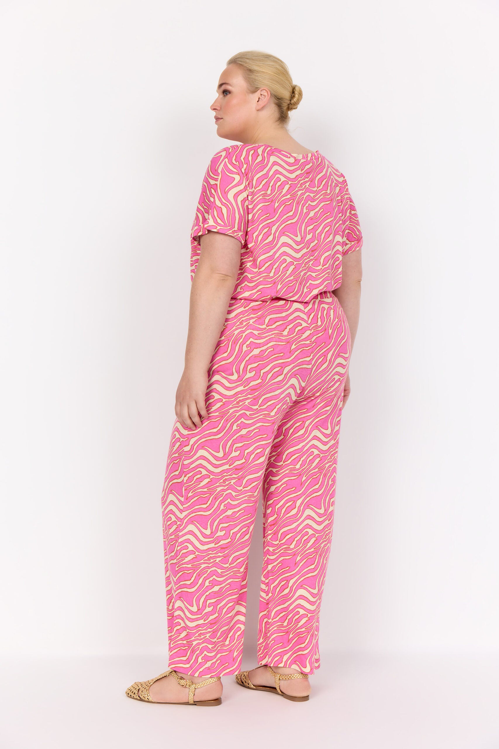 ryggen af model med kortærmet mønstret t-shirt i pink med rund hals. Wasabi WA-MAGGI 1 T-shirt Wild Rose Combi