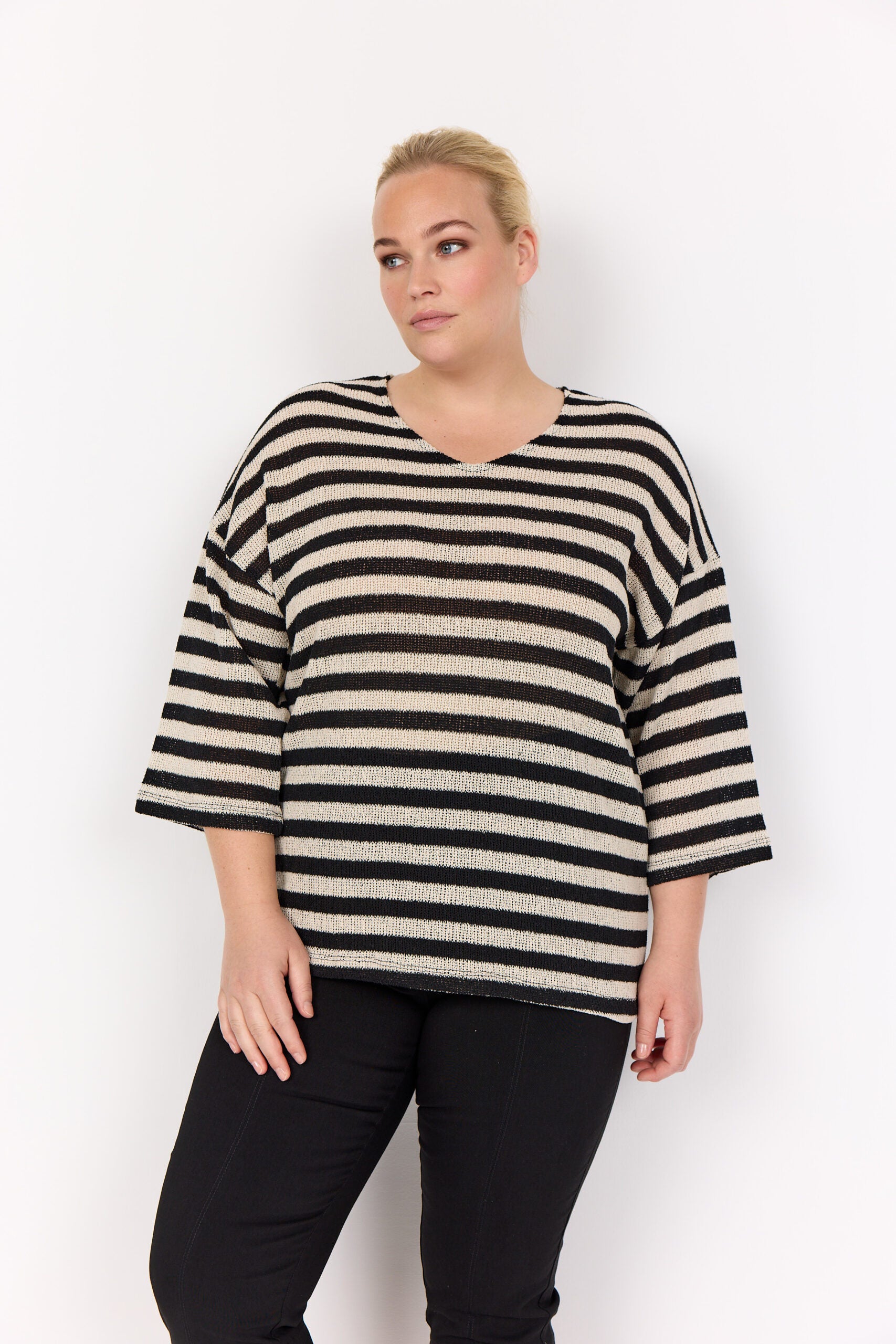 model med afslappet stribet bluse med 3/4 ærmer og rund hals. Wasabi WA-MEGAN 1 Bluse Black Combi