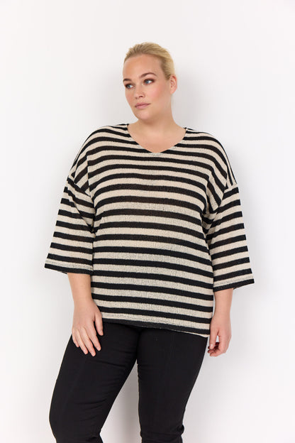 model med afslappet stribet bluse med 3/4 ærmer og rund hals. Wasabi WA-MEGAN 1 Bluse Black Combi