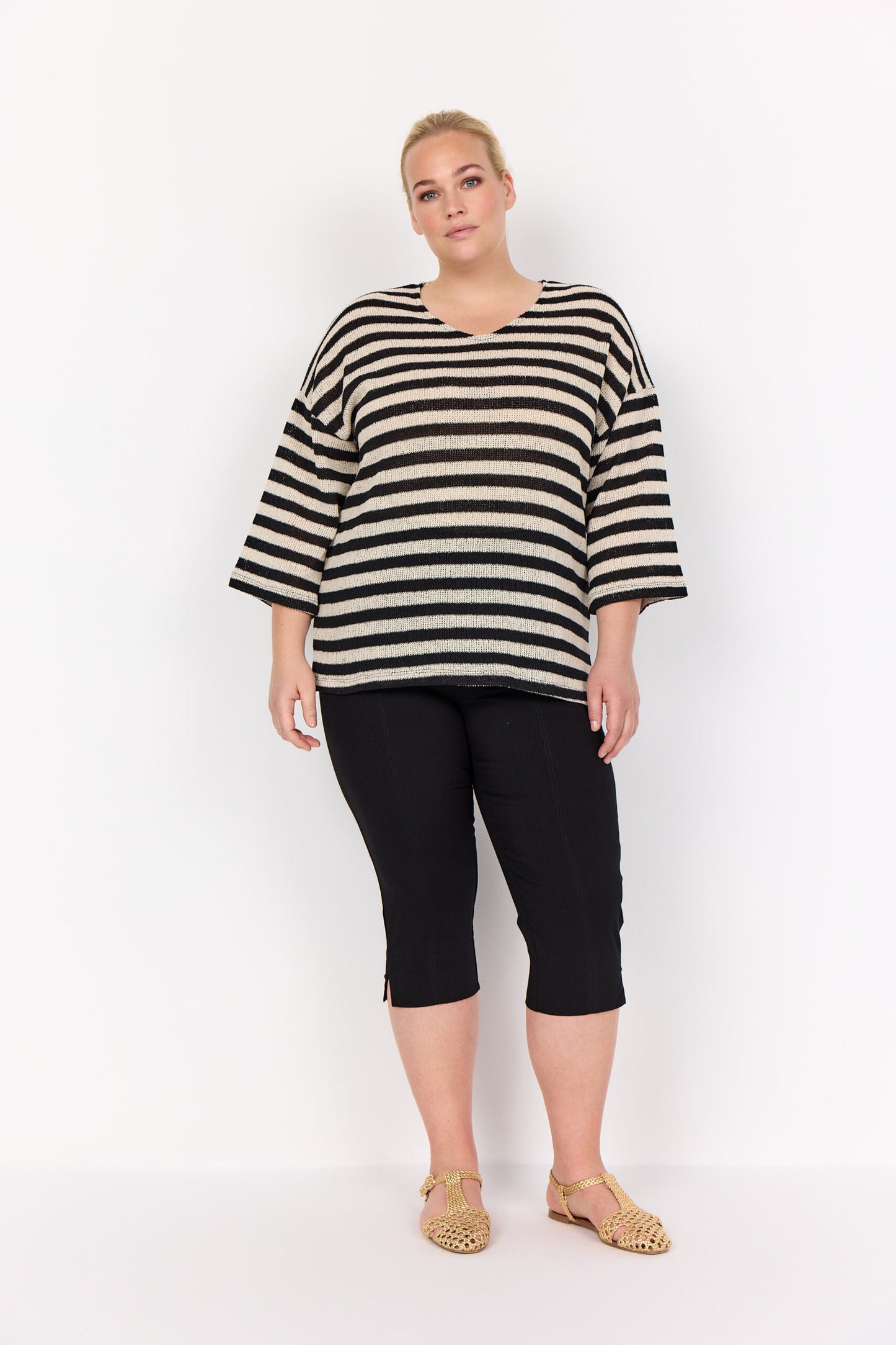 model med stribet bluse med 3/4 ærmer og rund hals. Wasabi WA-MEGAN 1 Bluse Black Combi