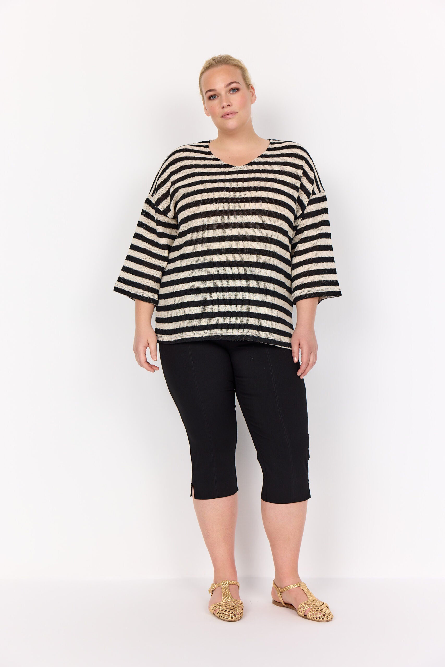 model med stribet bluse med 3/4 ærmer og rund hals. Wasabi WA-MEGAN 1 Bluse Black Combi