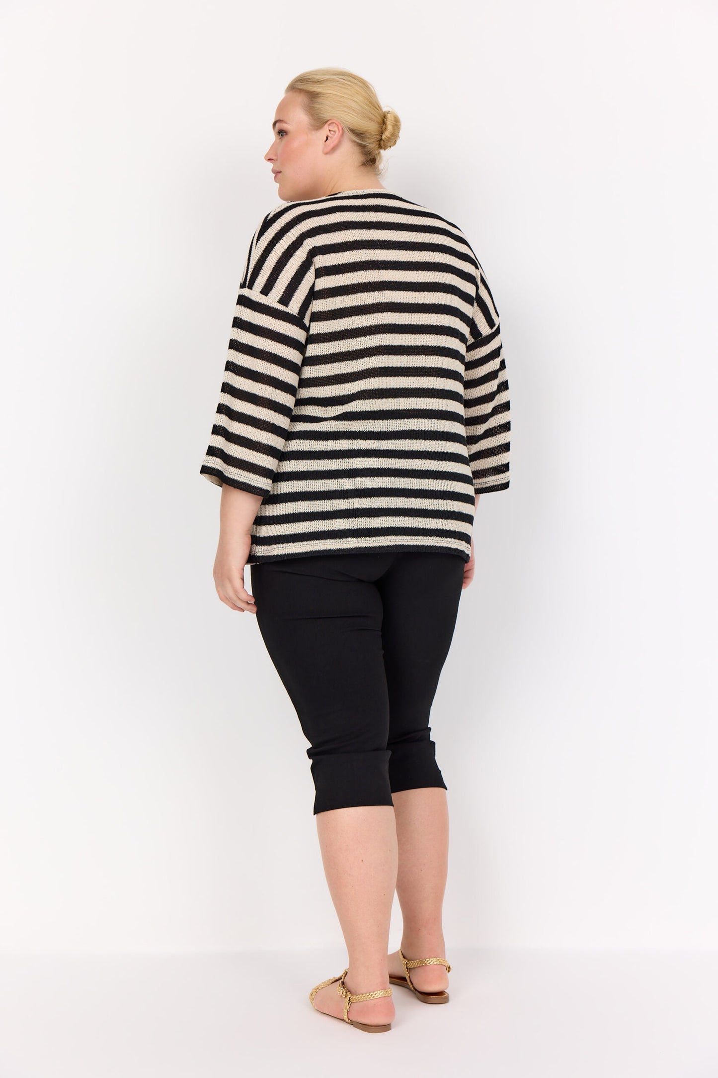 ryggen af model med stribet bluse med 3/4 ærmer og rund hals. Wasabi WA-MEGAN 1 Bluse Black Combi