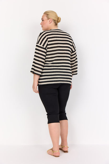 ryggen af model med stribet bluse med 3/4 ærmer og rund hals. Wasabi WA-MEGAN 1 Bluse Black Combi