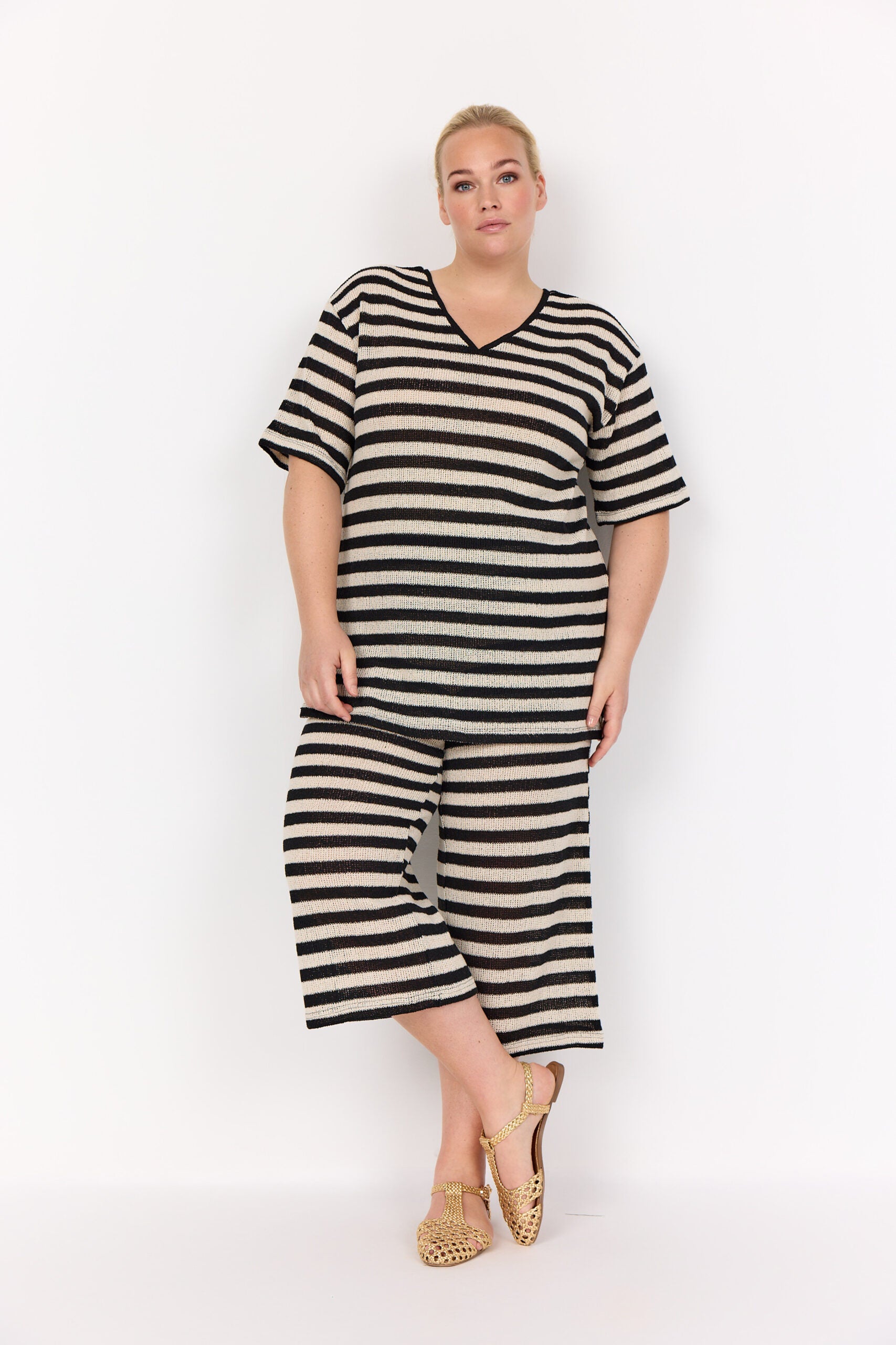 model med afslappede stribet bukser Wasabi WA-MEGAN 3 Bukser Black Combi og matchende t-shirt