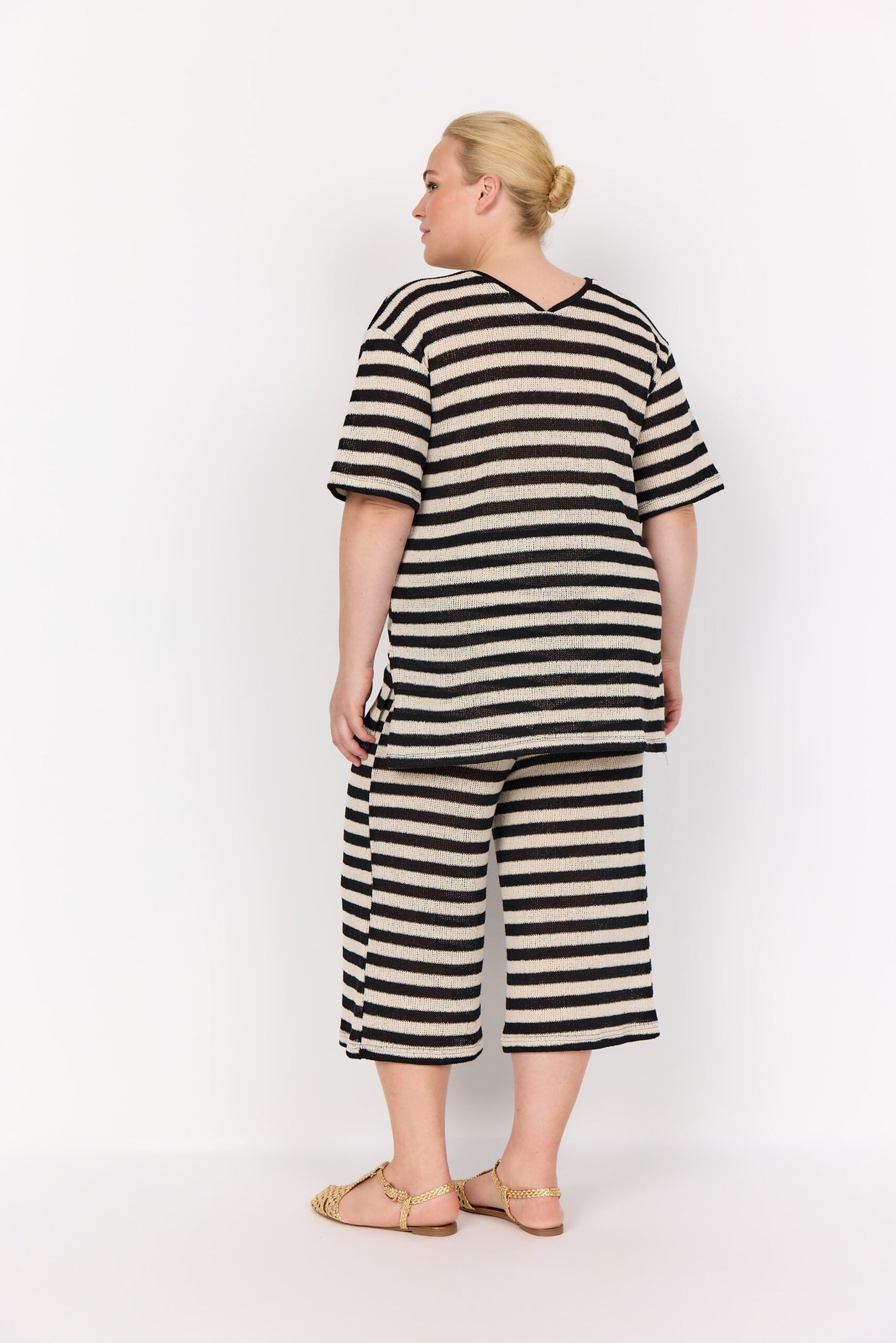 ryggen af model med afslappede stribet bukser Wasabi WA-MEGAN 3 Bukser Black Combi