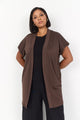 model med afslappet kortærmet cardigan i brun med ben front. Wasabi WA-SABINA 44 Cardigan Hot Fudge