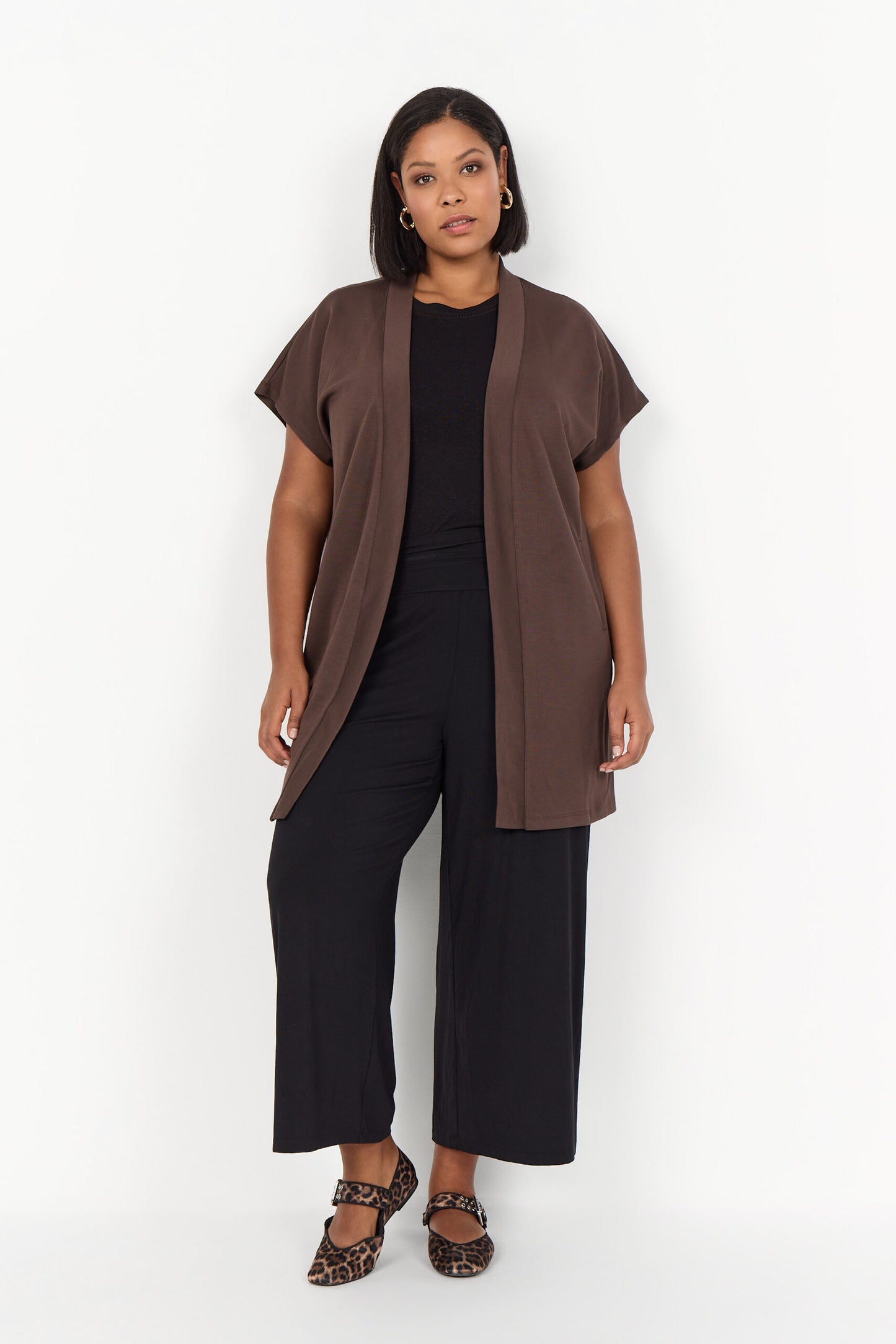 model med kortærmet cardigan i brun med ben front. Wasabi WA-SABINA 44 Cardigan Hot Fudge