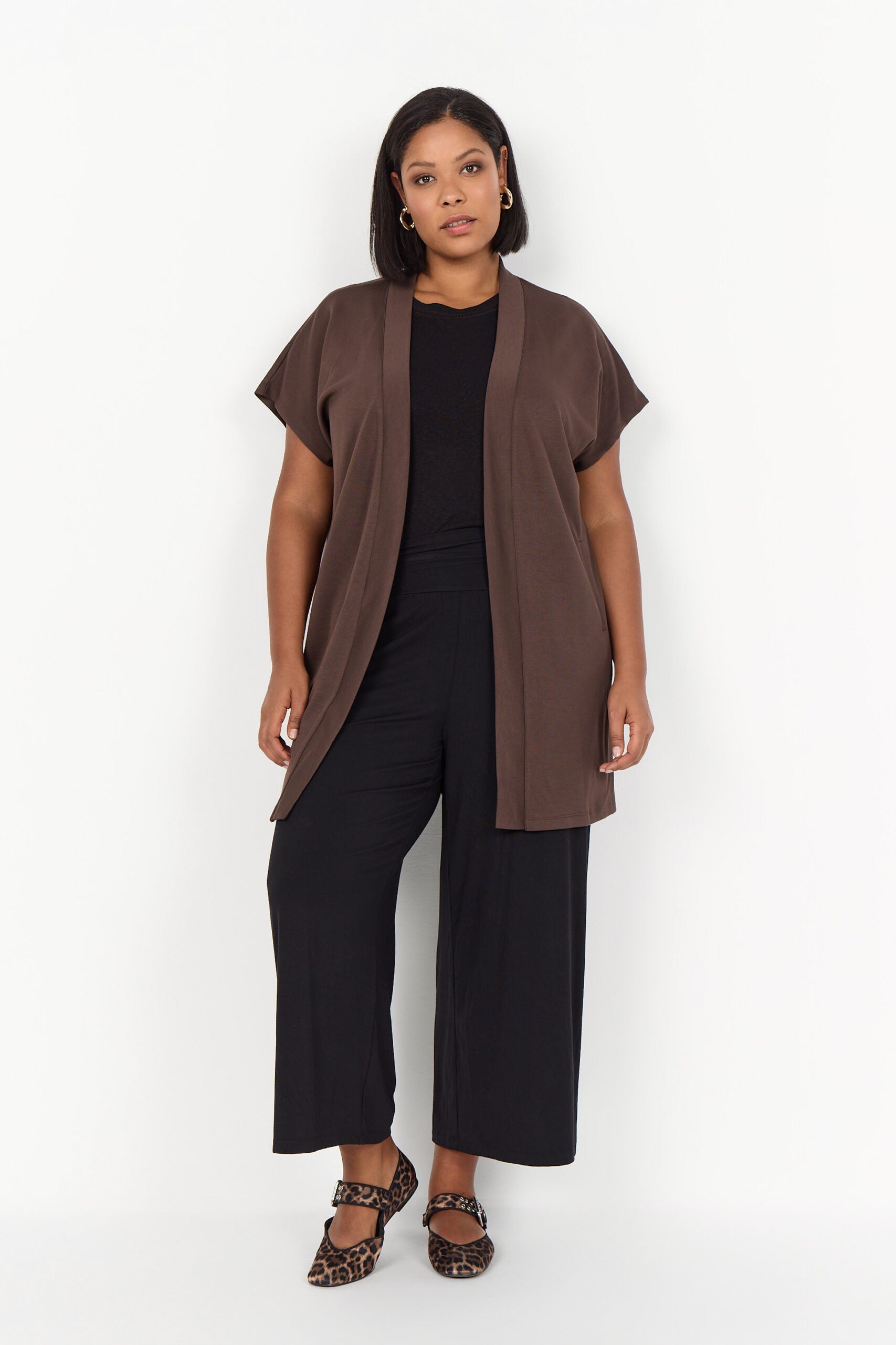 model med kortærmet cardigan i brun med ben front. Wasabi WA-SABINA 44 Cardigan Hot Fudge