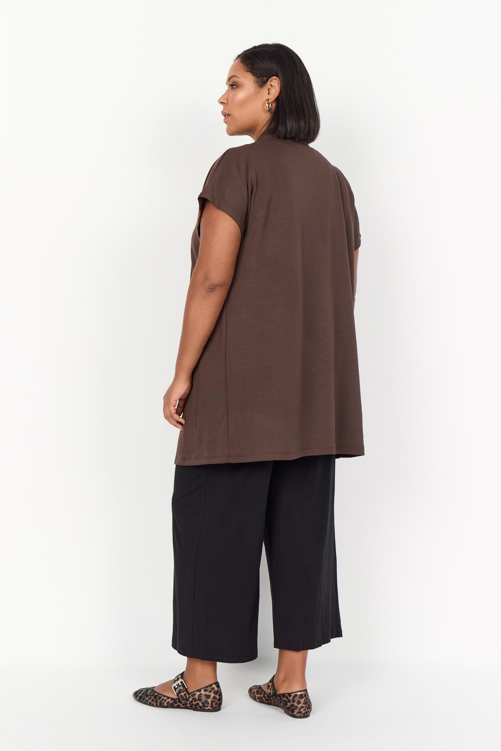 ryggen af model med kortærmet cardigan i brun med ben front. Wasabi WA-SABINA 44 Cardigan Hot Fudge