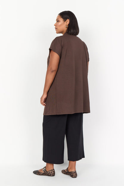 ryggen af model med kortærmet cardigan i brun med ben front. Wasabi WA-SABINA 44 Cardigan Hot Fudge