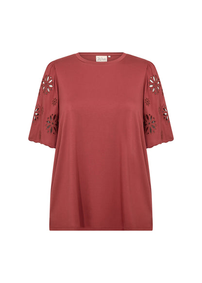 kortærmet rød bluse med dekorative detaljer på ærmerne. Wasabi WA-STELLA 39 Bluse Mineral Red