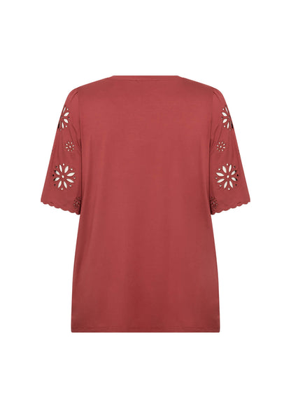 ryggen af kortærmet rød bluse med dekorative detaljer på ærmerne. Wasabi WA-STELLA 39 Bluse Mineral Red