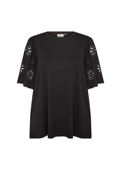 kortærmet sort bluse med dekorative detaljer på ærmerne. Wasabi WA-STELLA 39 Bluse Black
