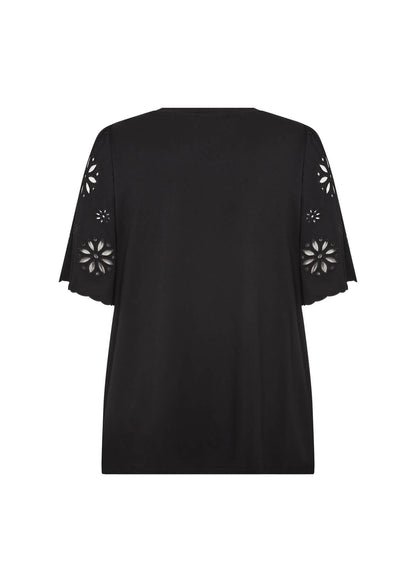 ryggen af kortærmet sort bluse med dekorative detaljer på ærmerne. Wasabi WA-STELLA 39 Bluse Black