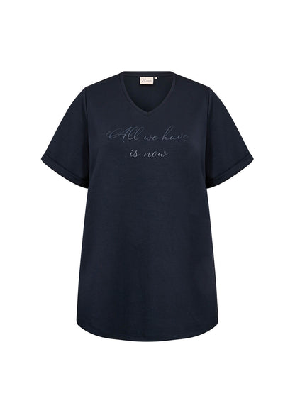 kortærmet navy blå t-shirt med v-hals og diskret print på brystet. Wasabi WA-SABINA 51 T-shirt Navy