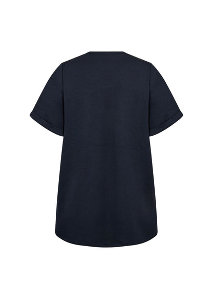 ryggen af kortærmet navy blå t-shirt med v-hals og diskret print på brystet. Wasabi WA-SABINA 51 T-shirt Navy