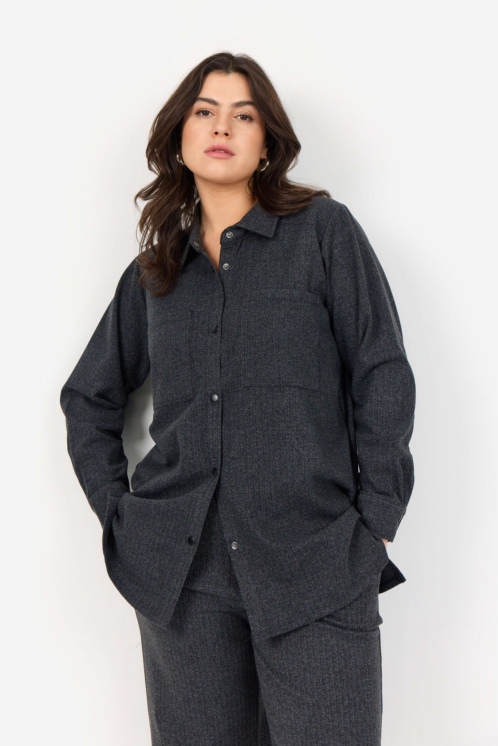 model med mørkegrå skjorte med diskrete striber. Wasabi WA-NOIDA 4 Skjorte Dark Earth Melange Comb