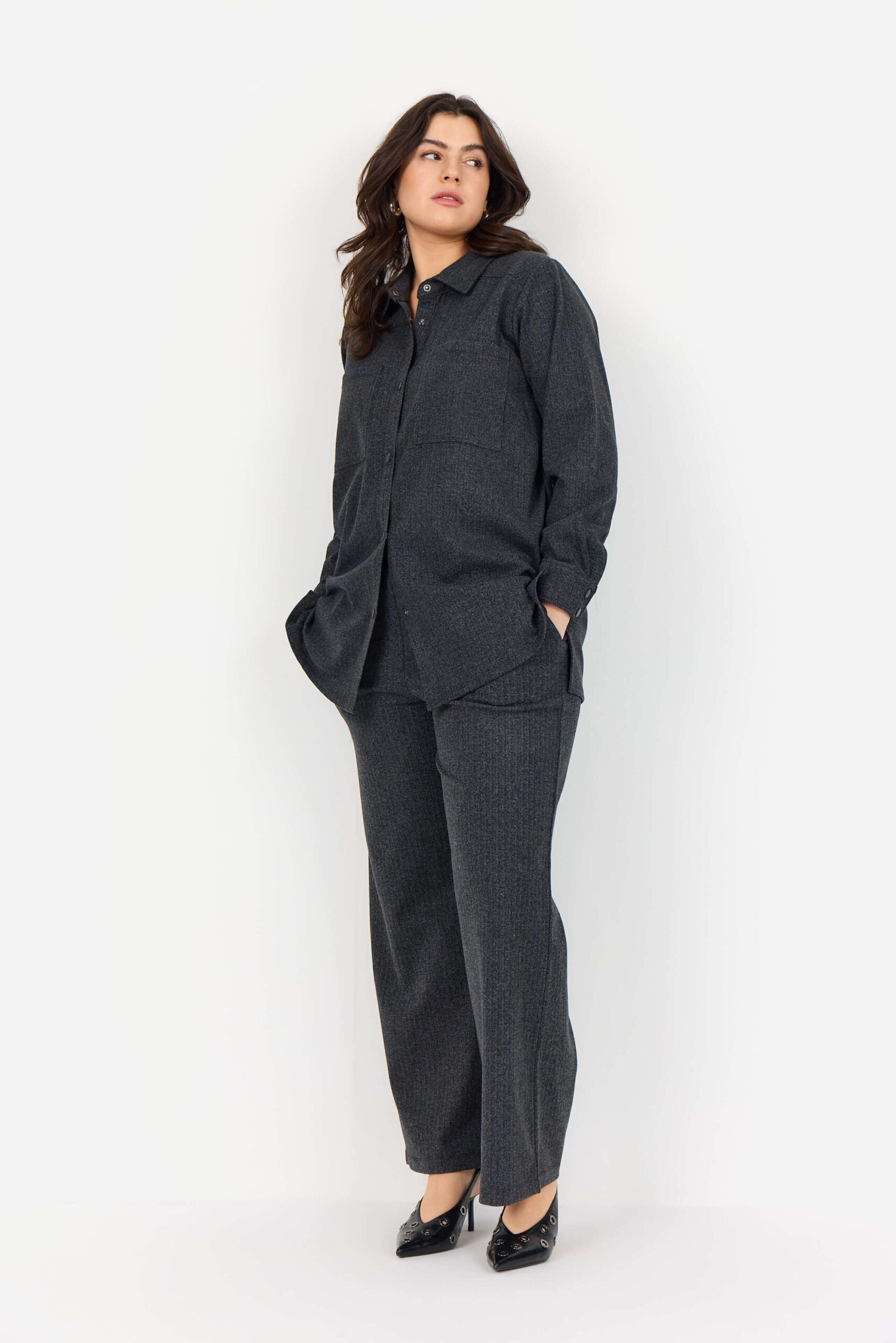 model med bukser og mørkegrå skjorte med diskrete striber. Wasabi WA-NOIDA 4 Skjorte Dark Earth Melange Comb