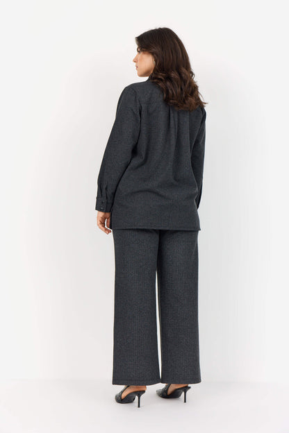 ryggen af model med mørkegrå skjorte med diskrete striber. Wasabi WA-NOIDA 4 Skjorte Dark Earth Melange Comb