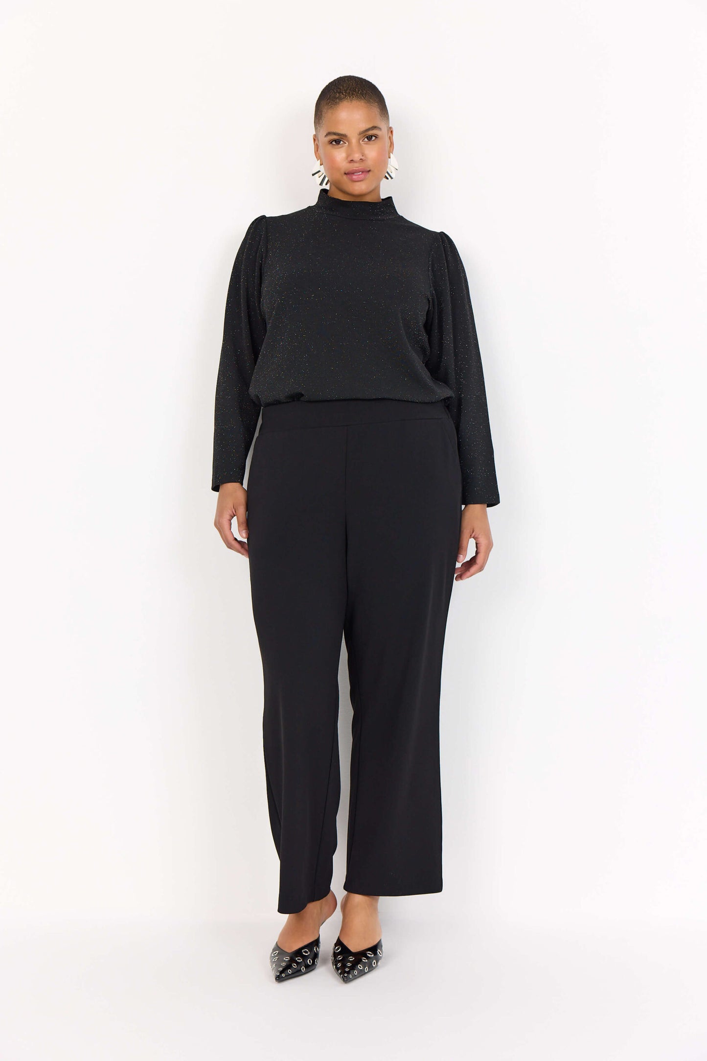 model med bluse og sorte bukser Wasabi WA-KUFA 5 Bukser Black