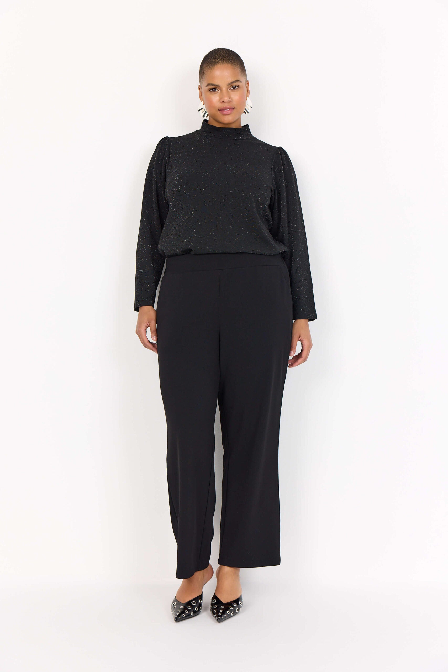 model med bluse og sorte bukser Wasabi WA-KUFA 5 Bukser Black