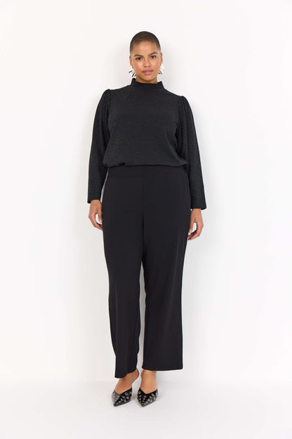 model med bluse og sorte bukser Wasabi WA-KUFA 5 Bukser Black