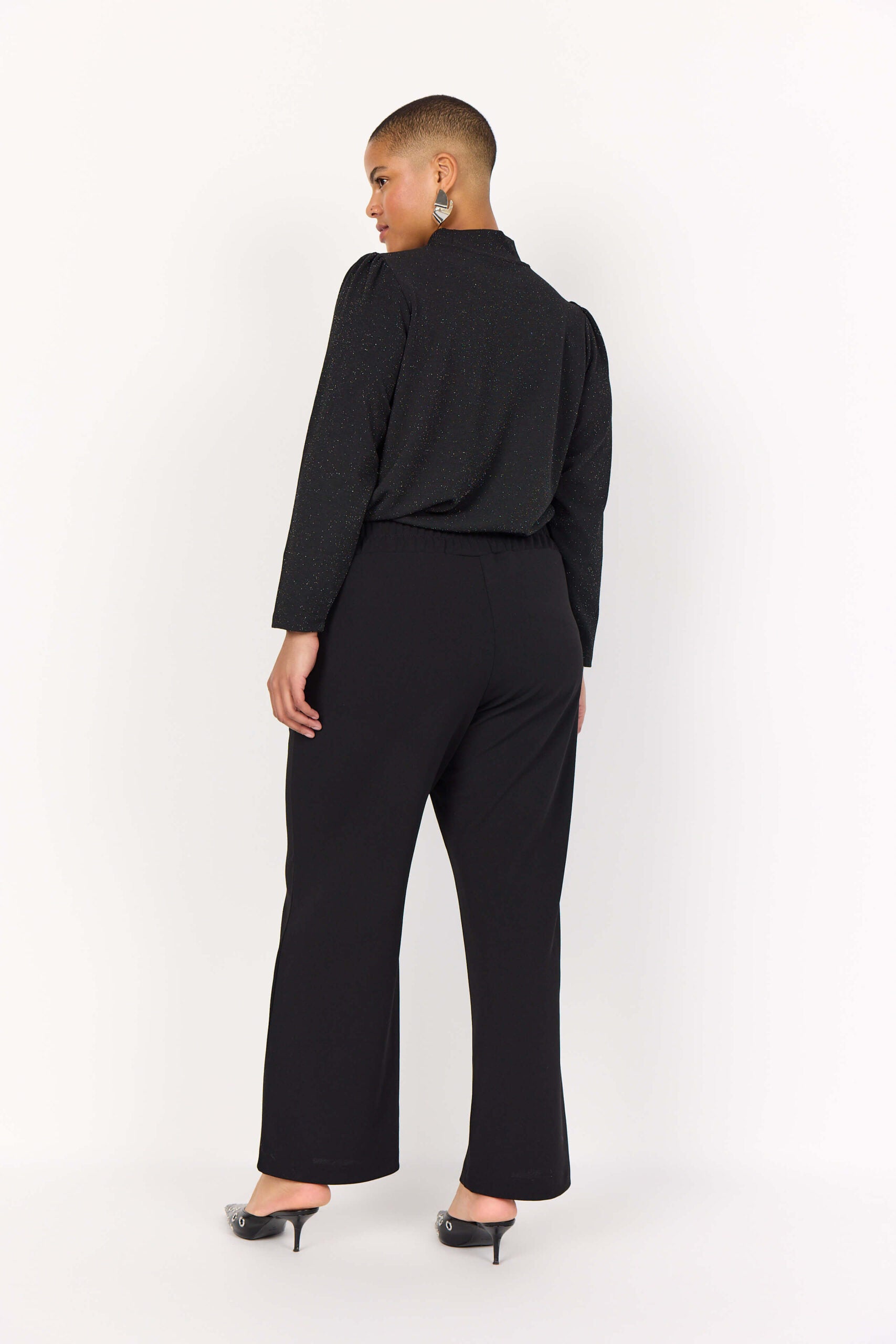 model fra siden med sorte bukser Wasabi WA-KUFA 5 Bukser Black