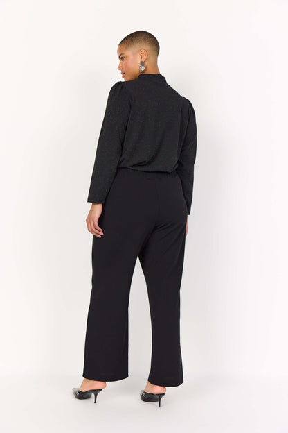 model fra siden med sorte bukser Wasabi WA-KUFA 5 Bukser Black