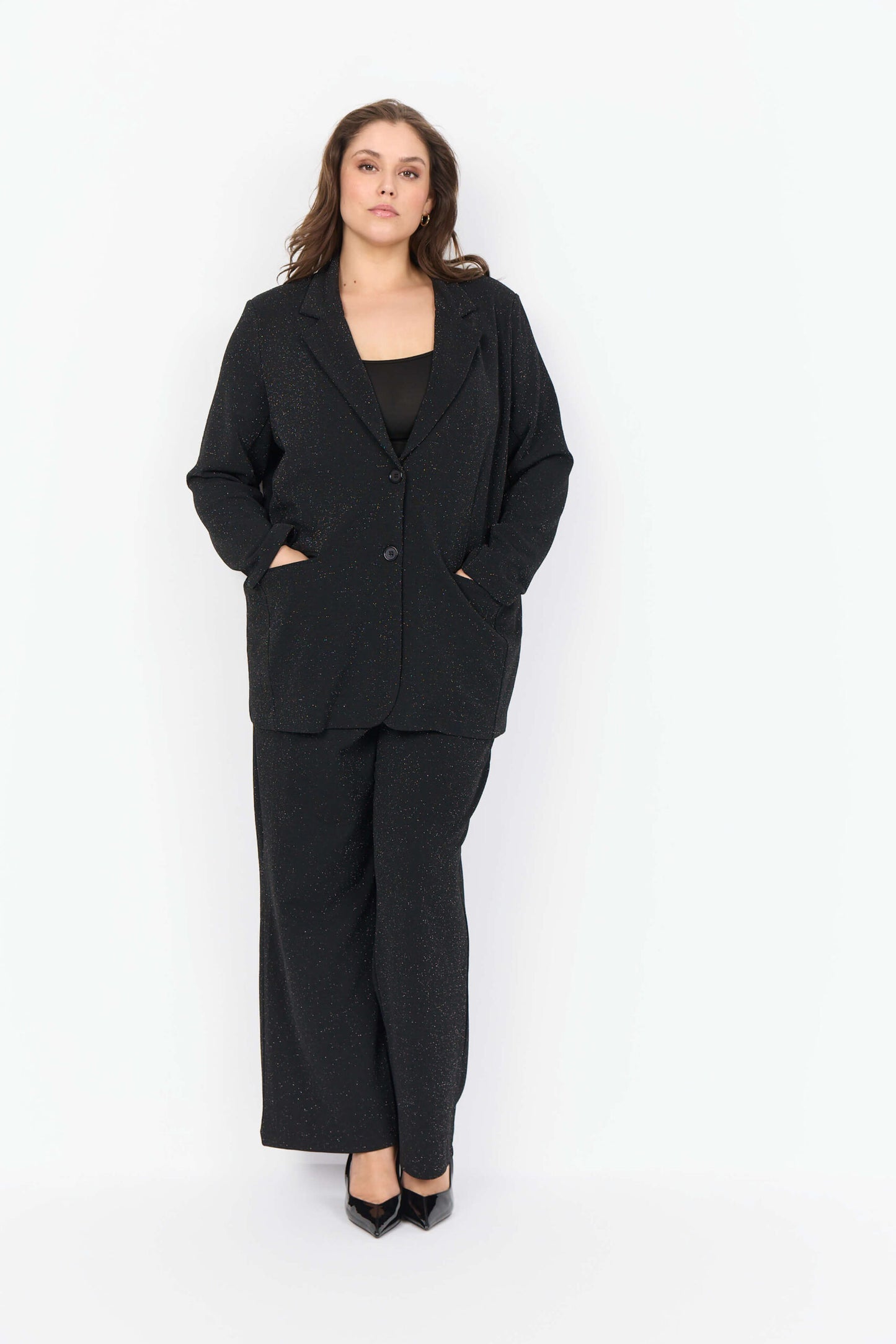 model med hænderne i lommerne på sort glimtrende blazer Wasabi WA-SANJA 4 Blazer Black Combi