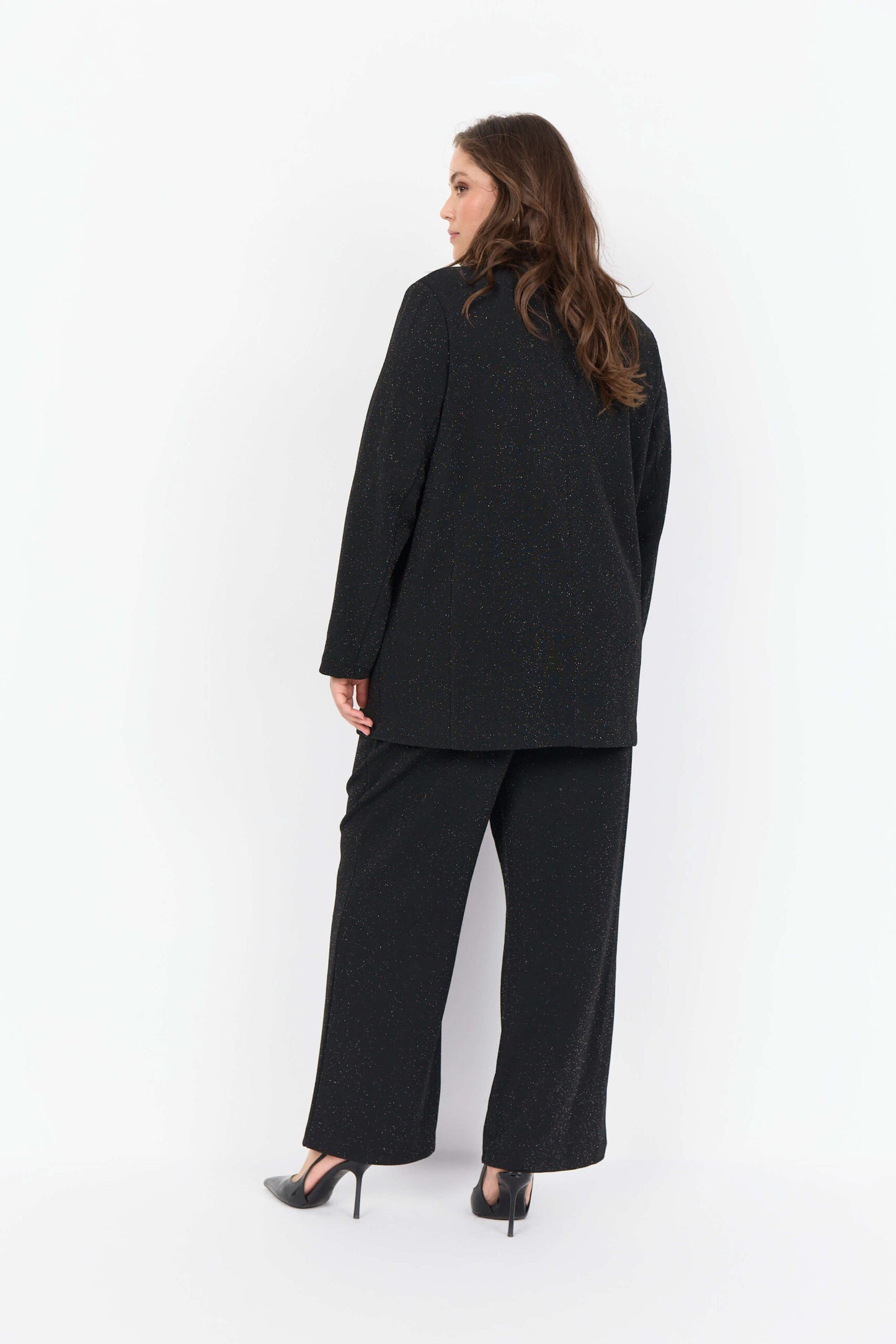 model bagfra med sort glimtrende blazer Wasabi WA-SANJA 4 Blazer Black Combi