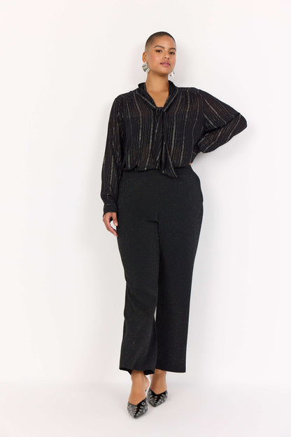 model med bluse og glitrende sorte bukser Wasabi WA-SANJA 5 Bukser Black Combi