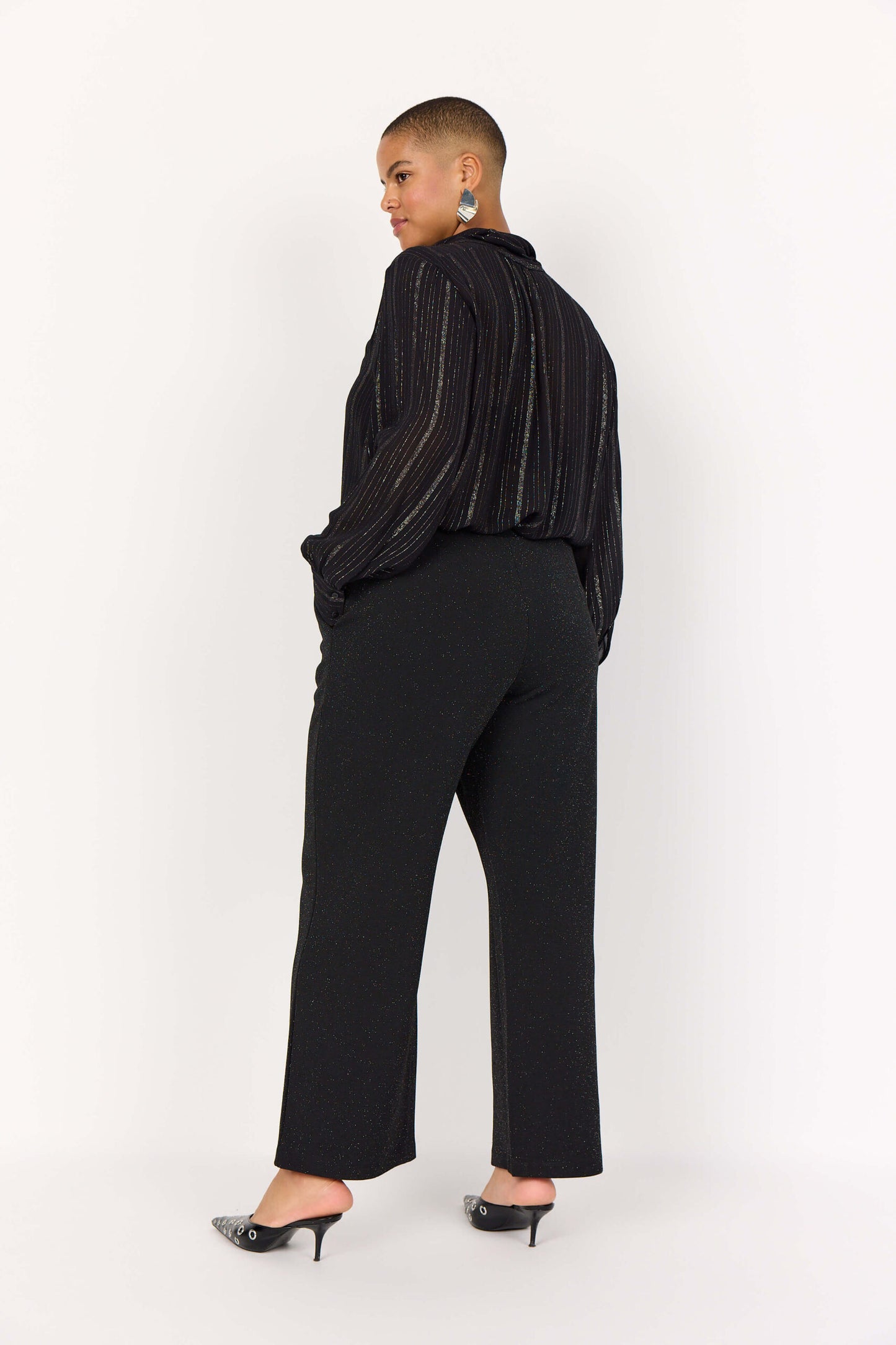 model fra siden med glitrende sorte bukser Wasabi WA-SANJA 5 Bukser Black Combi