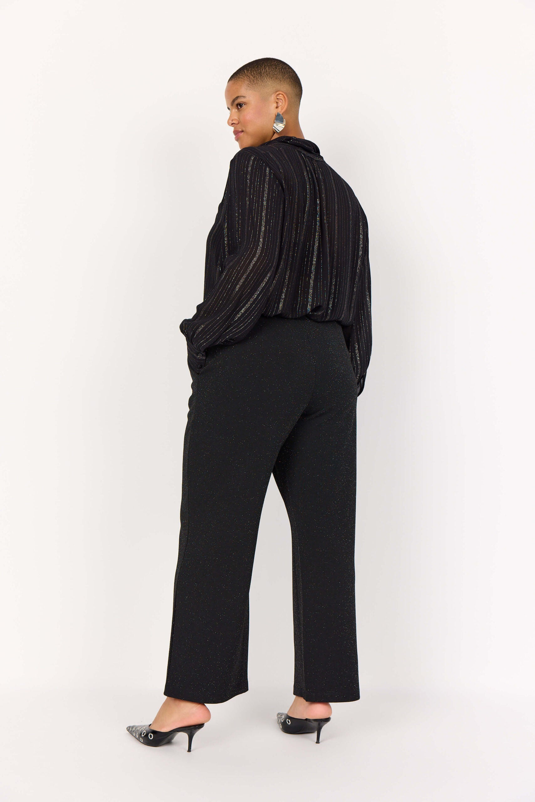 model fra siden med glitrende sorte bukser Wasabi WA-SANJA 5 Bukser Black Combi