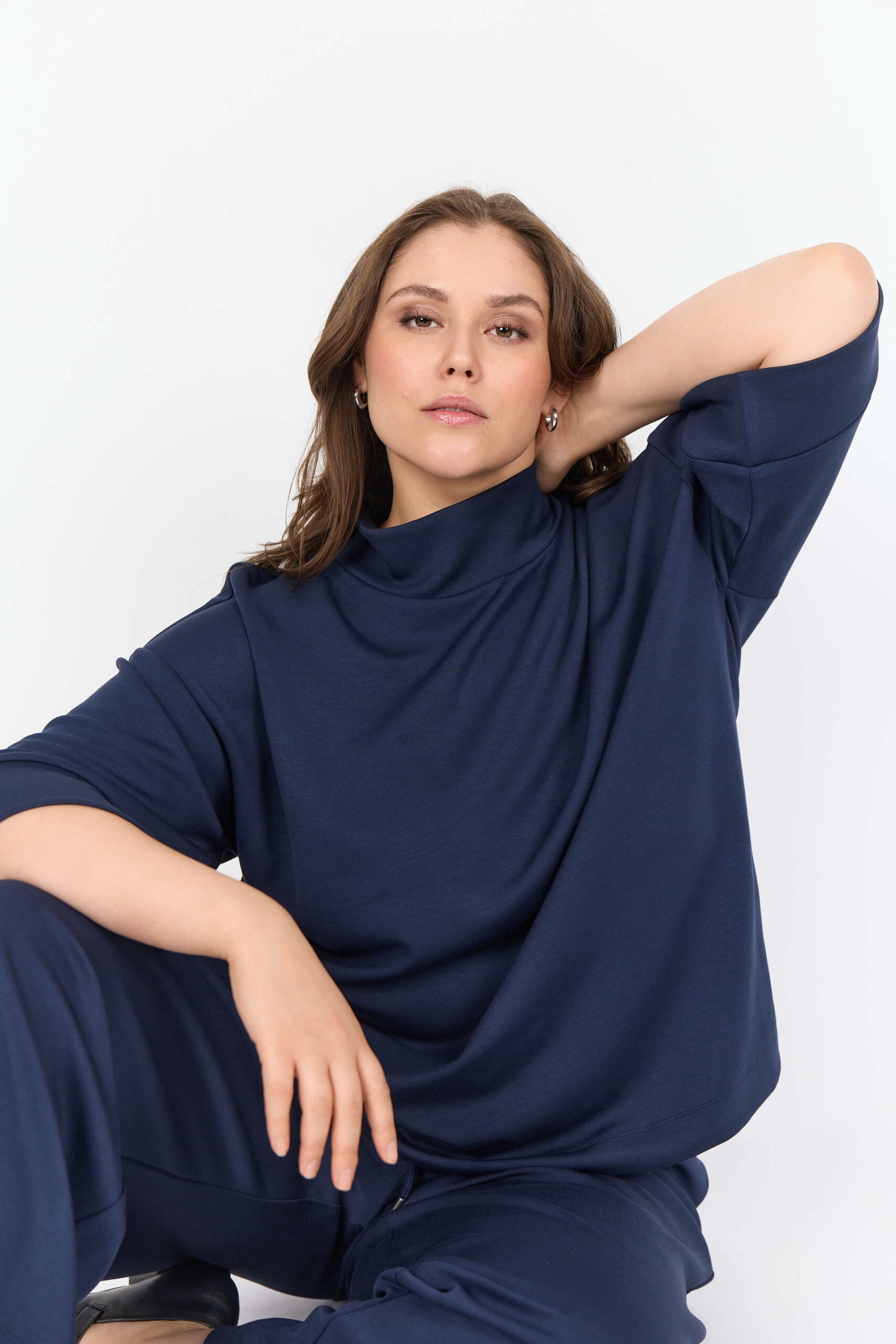 model med afslappet blå bluse med høj hals og bred pasform. Wasabi WA-SABINA 64 Bluse Navy Blazer