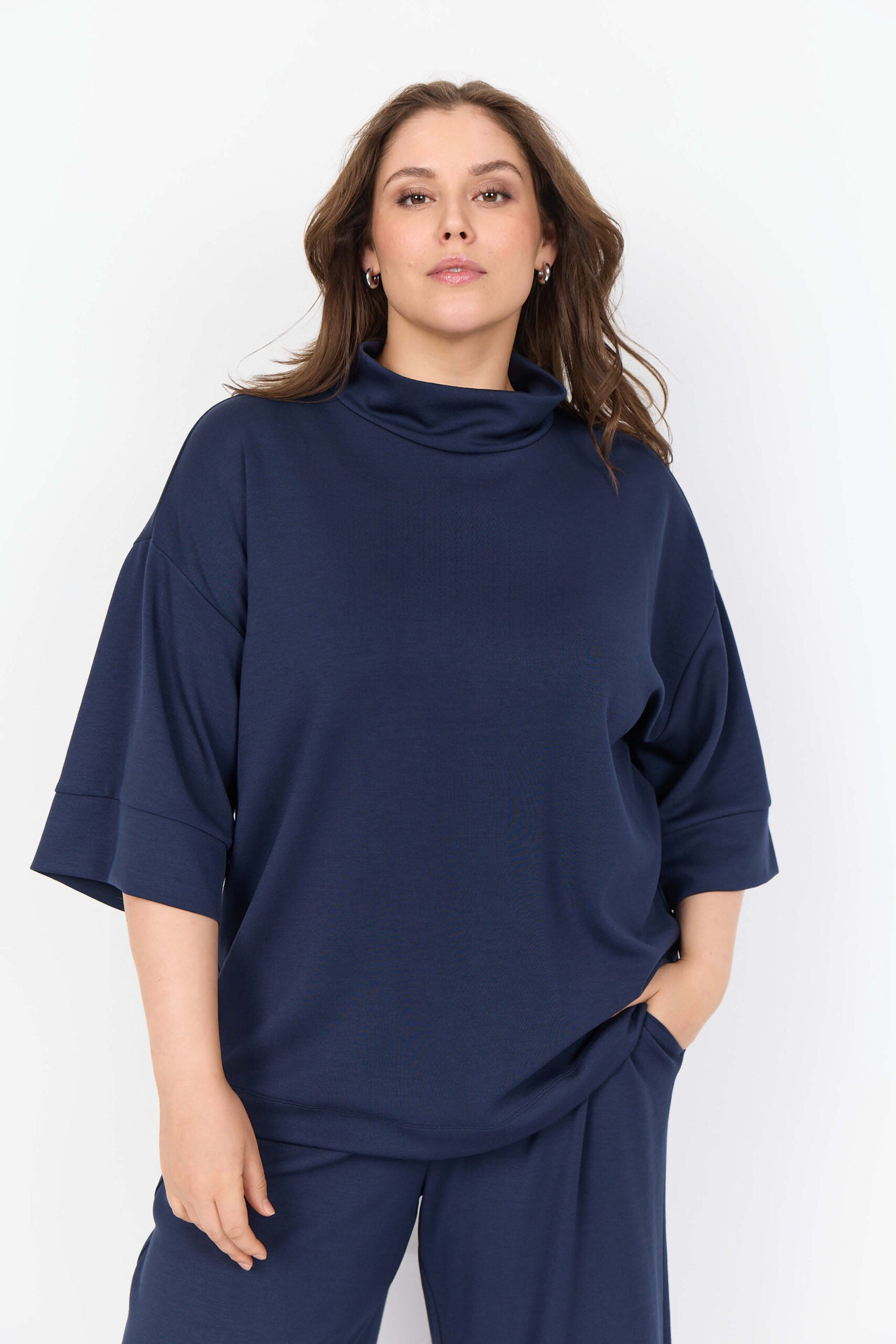 model med afslappet blå bluse med høj hals og bred pasform. Wasabi WA-SABINA 64 Bluse Navy Blazer