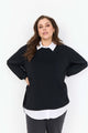model med sort bluse med hvid skjortekrave og bund under. Wasabi WA-SABINA 69 Bluse Black Combi