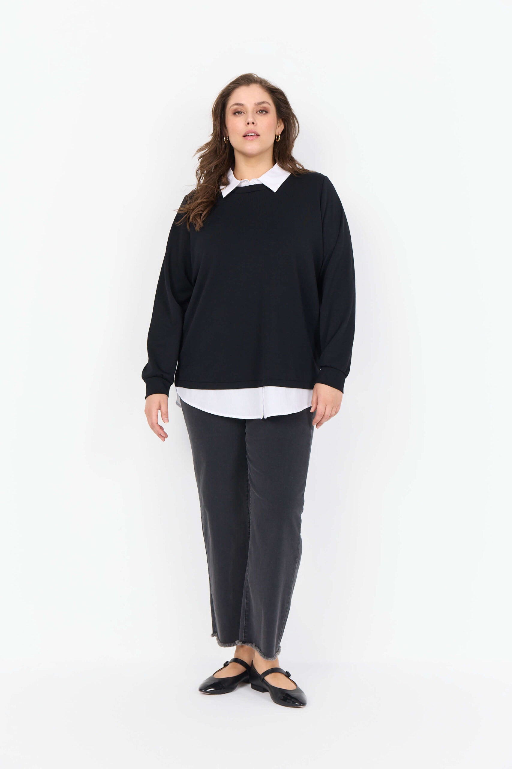 model med sort bluse med hvid skjortekrave og bund under. Wasabi WA-SABINA 69 Bluse Black Combi