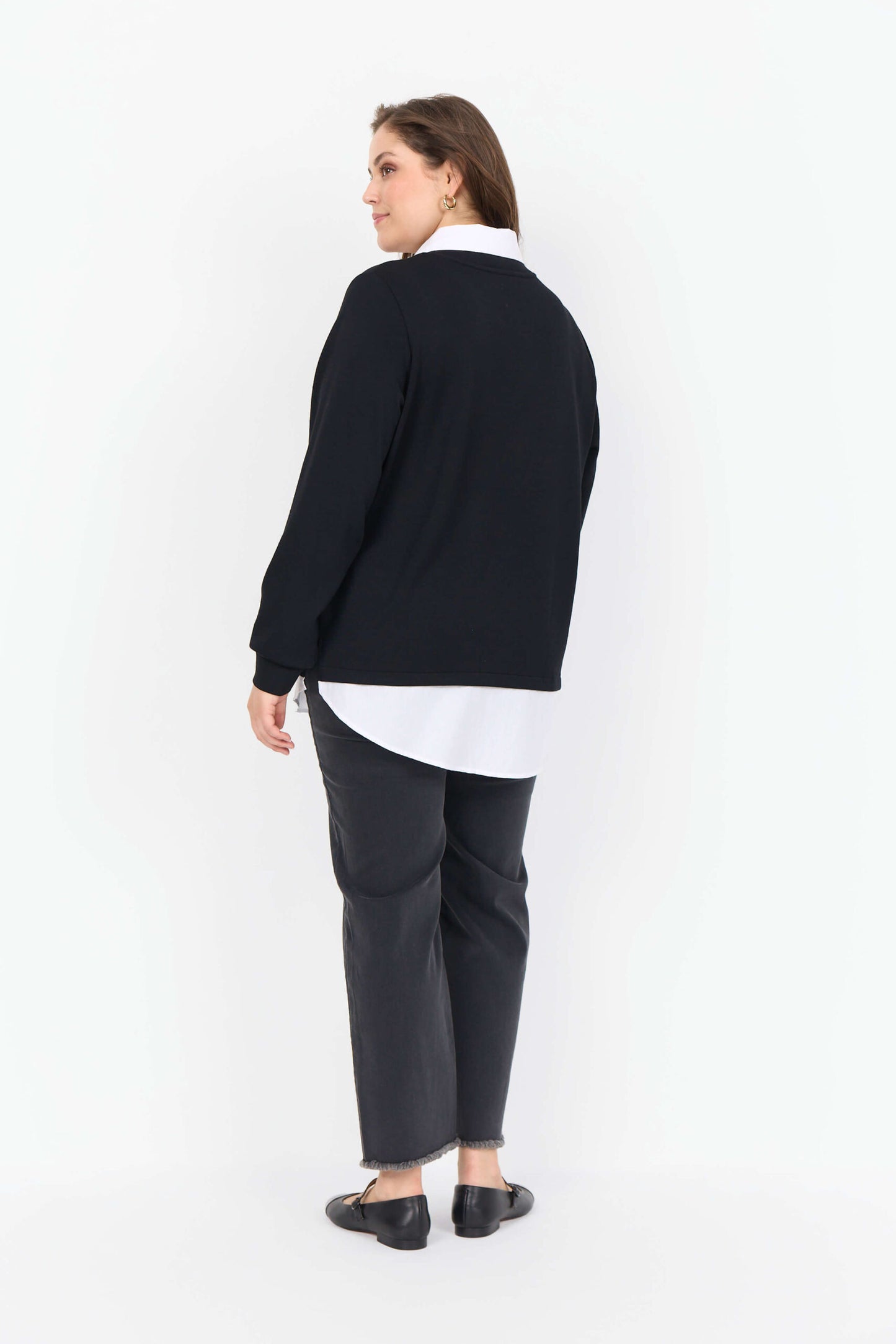 model fra siden med sort bluse med hvid skjortekrave og bund under. Wasabi WA-SABINA 69 Bluse Black Combi