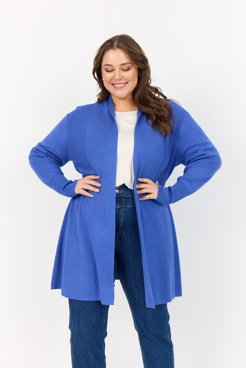 model foran med lang blå cardigan pause size åben front. Wasabi 6422 AMPARO BLUE CARDIGAN-K WA-SAMANDA 2
