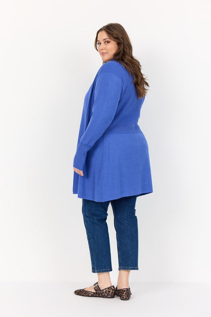 model fra siden med lang blå cardigan pause size åben front. Wasabi 6422 AMPARO BLUE CARDIGAN-K WA-SAMANDA 2