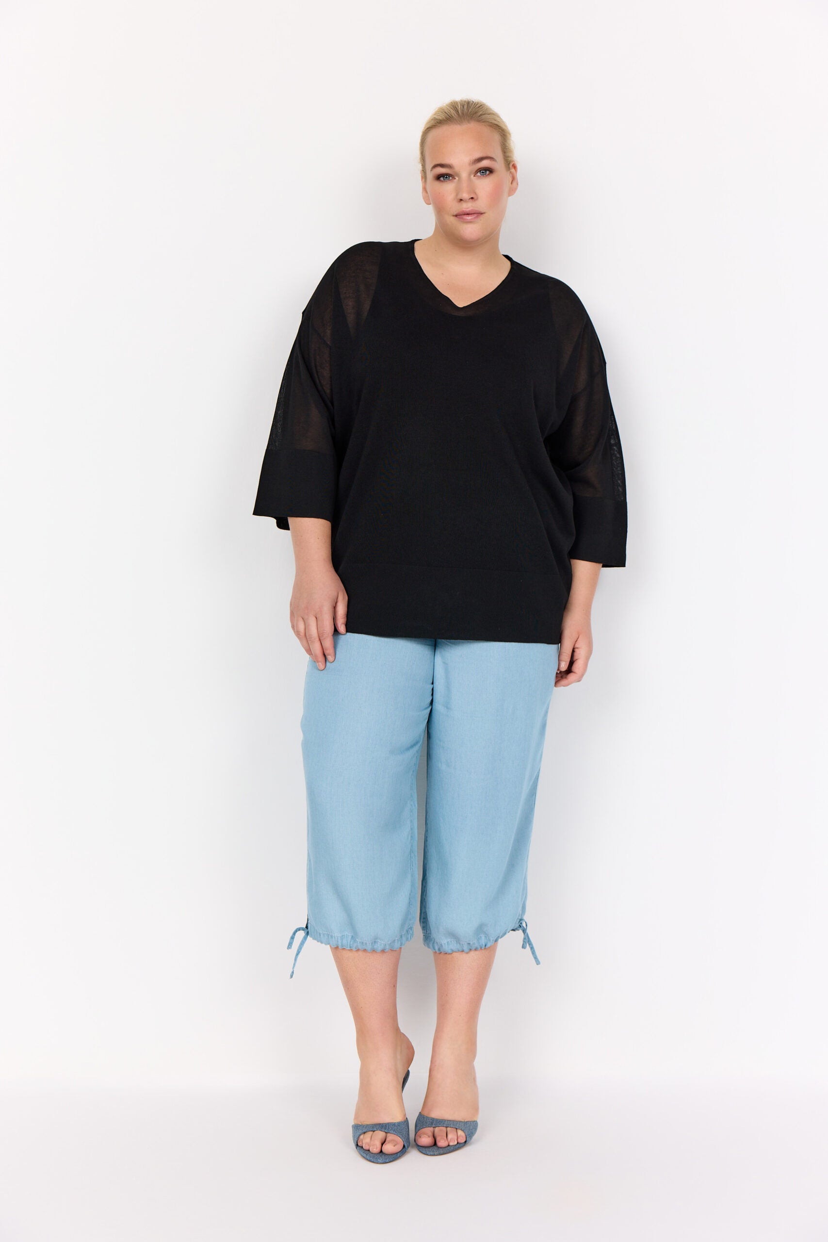 model med bukser og sort bluse med 3/4 ærmer og en afslappet pasform. Wasabi WA-MARIN 1 Bluse Black