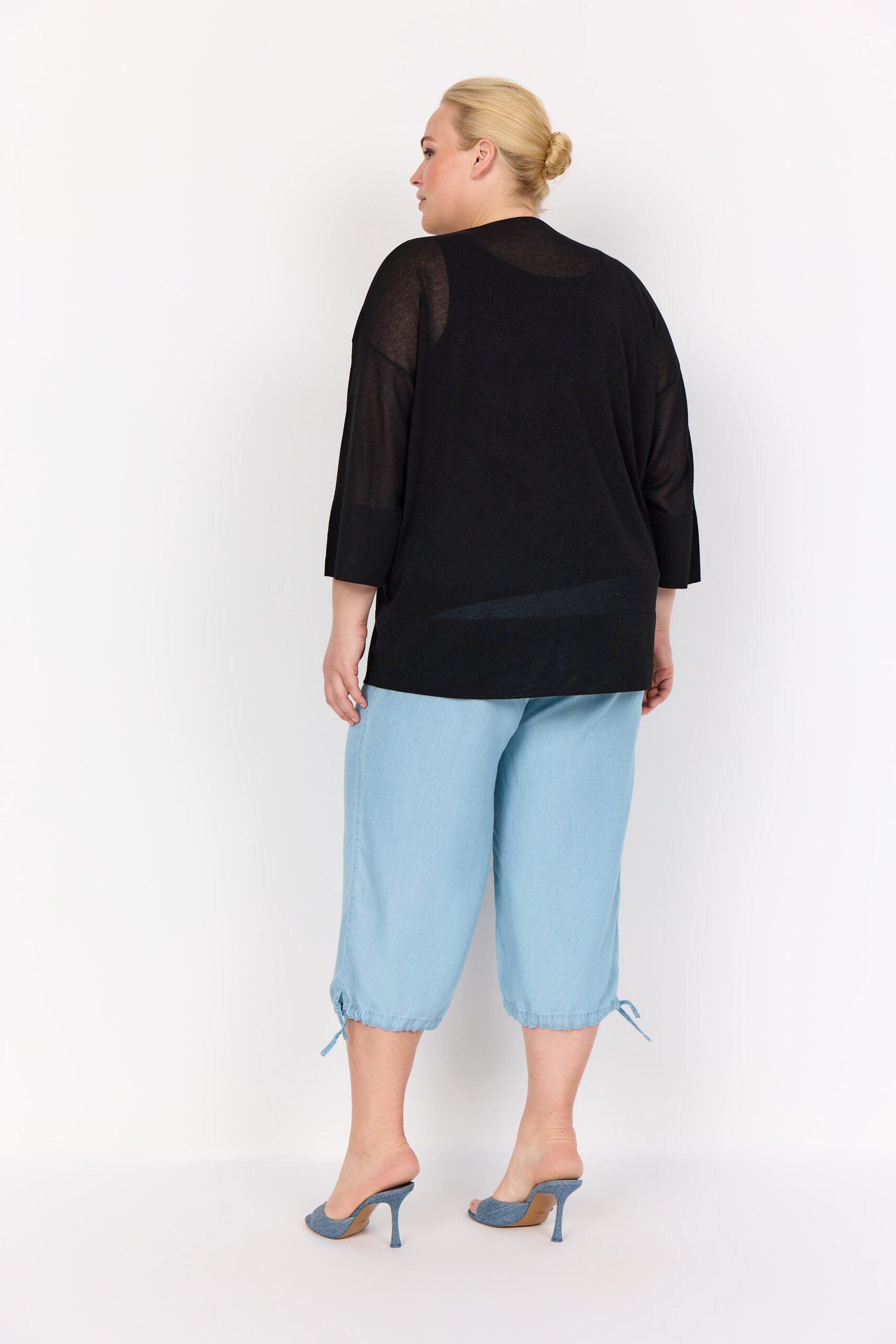 ryggen af model med sort bluse med 3/4 ærmer og en afslappet pasform. Wasabi WA-MARIN 1 Bluse Black