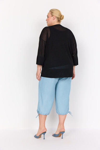 ryggen af model med sort bluse med 3/4 ærmer og en afslappet pasform. Wasabi WA-MARIN 1 Bluse Black