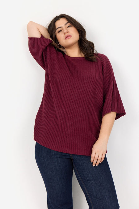 model med kortærmet rød bluse i strik Wasabi WA-NANINE 2 Bluse Dark Red Mel