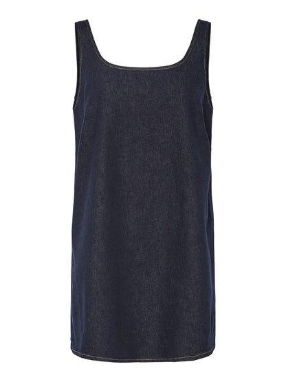 kort ærmeløs denimkjole med firkantet halsudskæring. PIECES PCFRANNA Dark Blue Denim