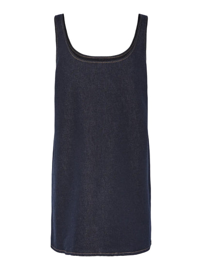 ryggen af kort ærmeløs denimkjole med firkantet halsudskæring. PIECES PCFRANNA Dark Blue Denim